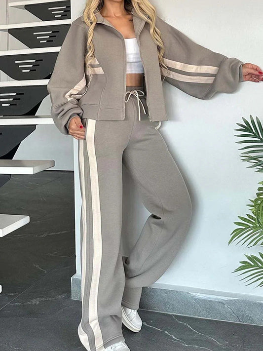 Vue de face de l’ensemble avec sweat à fermeture zippée
