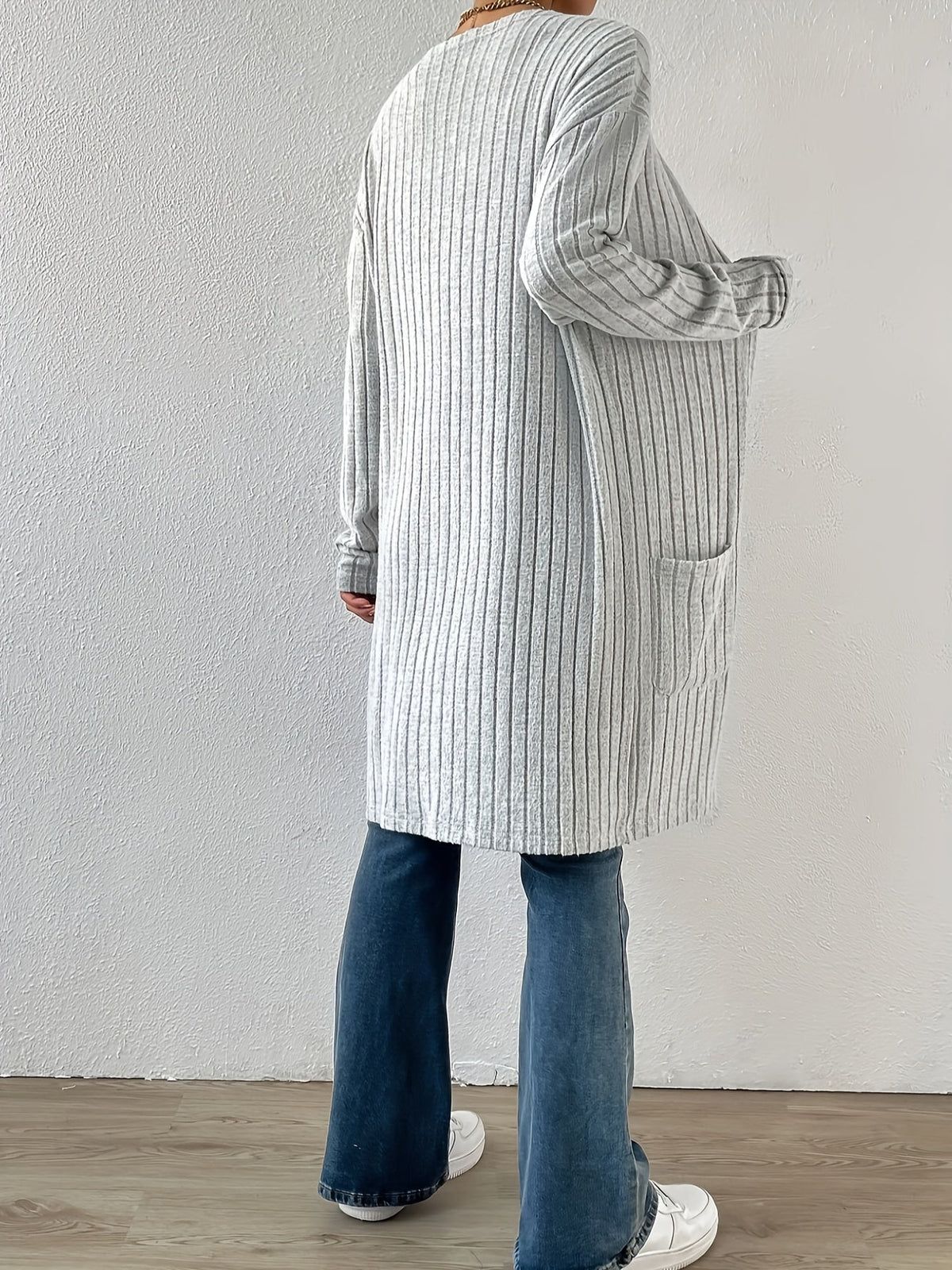 Vue détaillée de la maille côtelée du cardigan femme