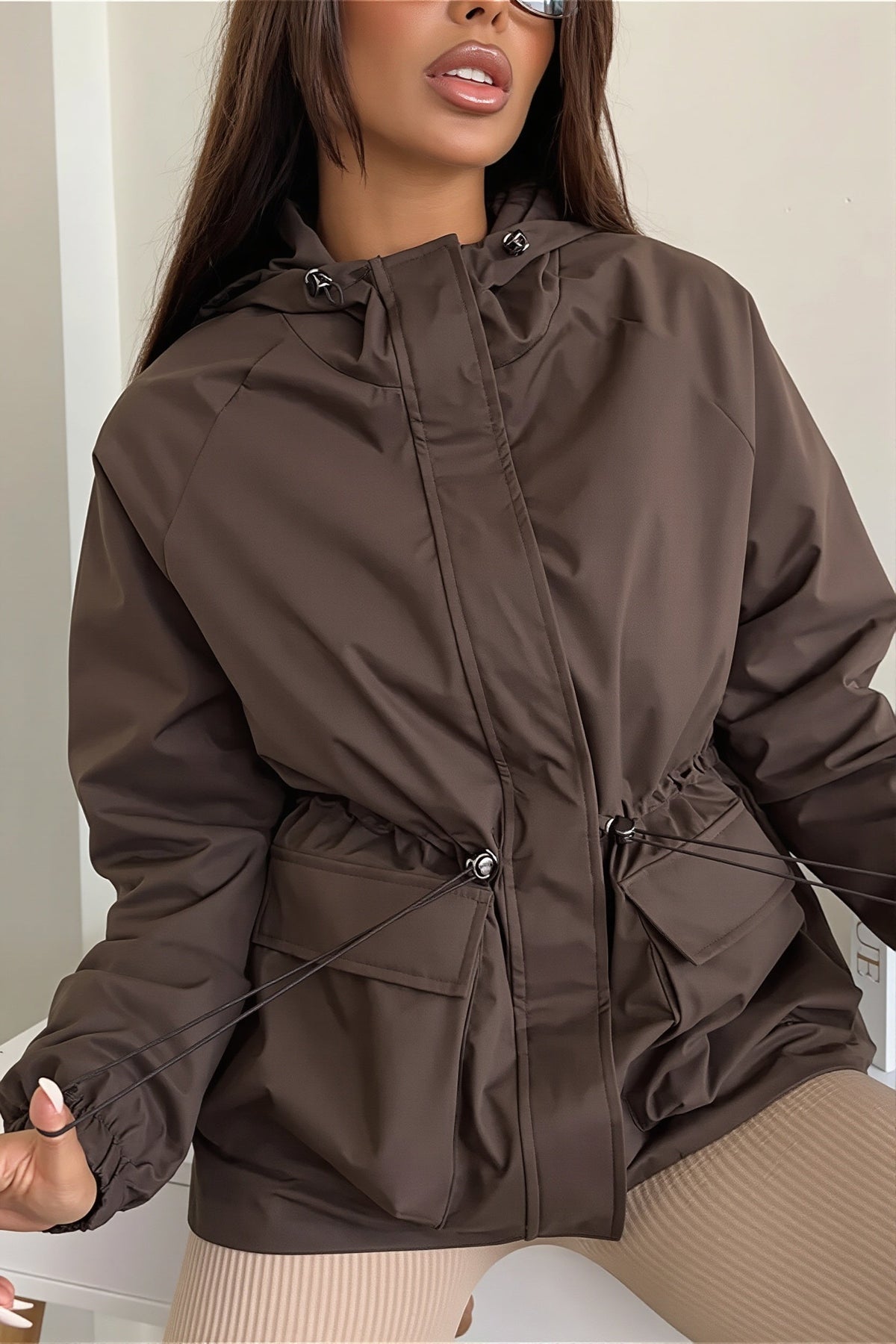Veste cargo à capuche présentée de face