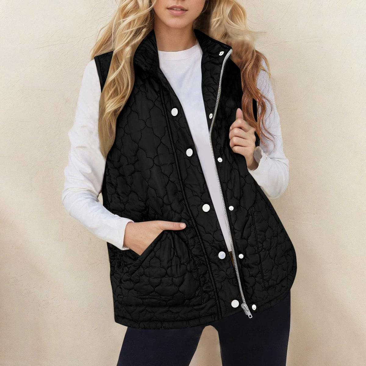 Veste matelassée sans manches présentée de profil