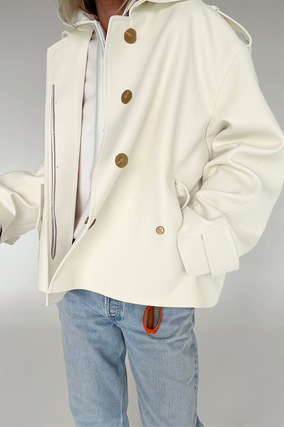 Trench court femme avec ceinture nouée à la taille, vue de trois quarts