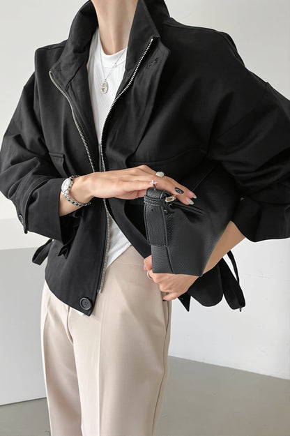 Détail de la coupe et des finitions de la veste utilitaire femme