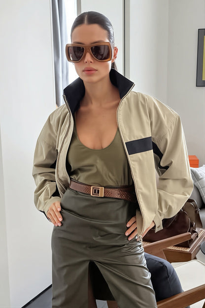 Détail de la fermeture zippée sur une veste courte bicolore