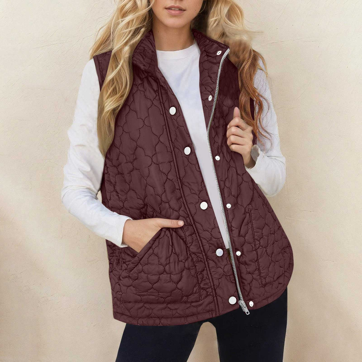 Détail de la matière matelassée de la veste femme