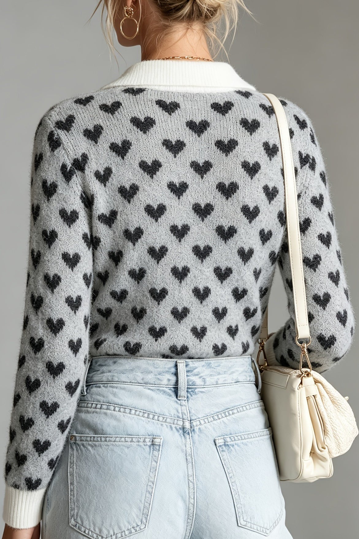 Détail du pull femme en maille et de ses motifs cœurs