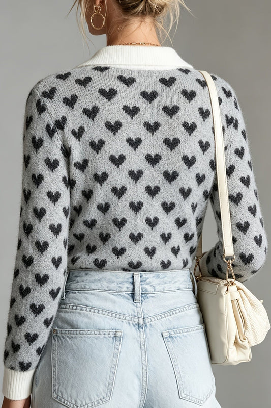 Détail du pull femme en maille et de ses motifs cœurs