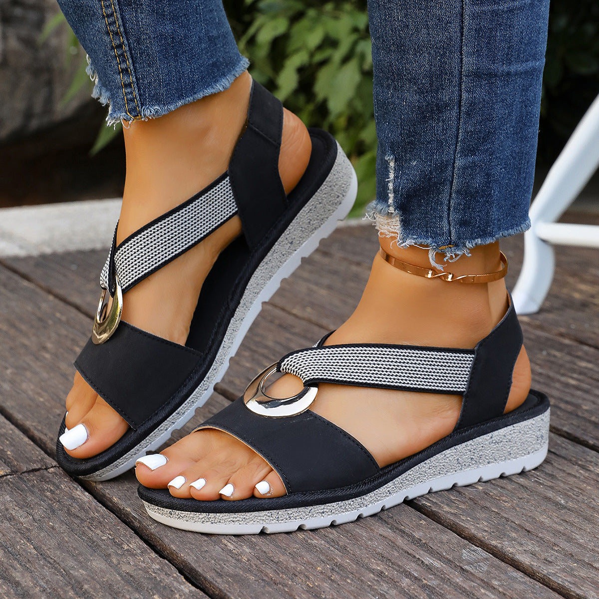 Sandales effet cuir avec boucle métallique sur le côté