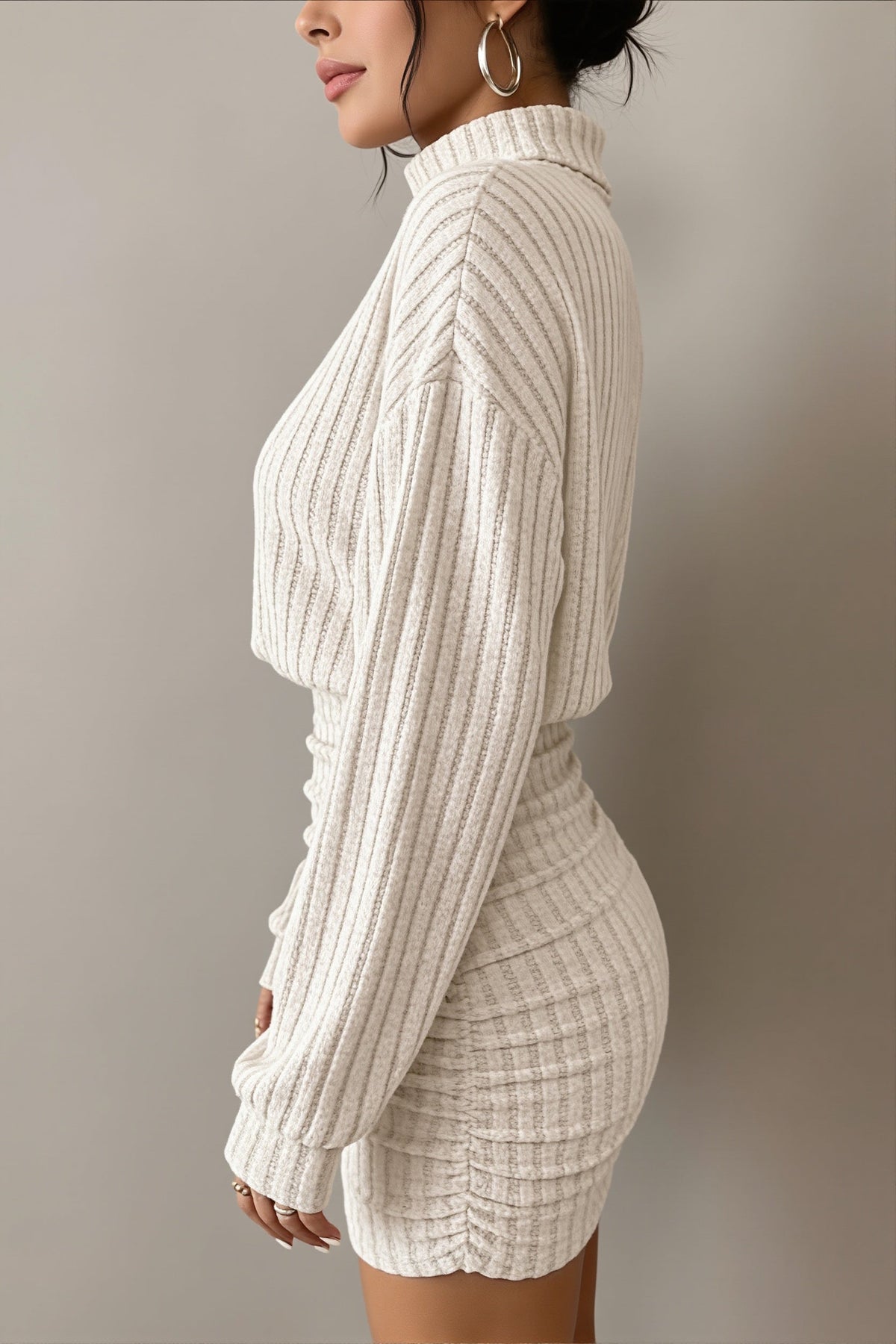 Détail du col roulé et de la texture côtelée de la robe