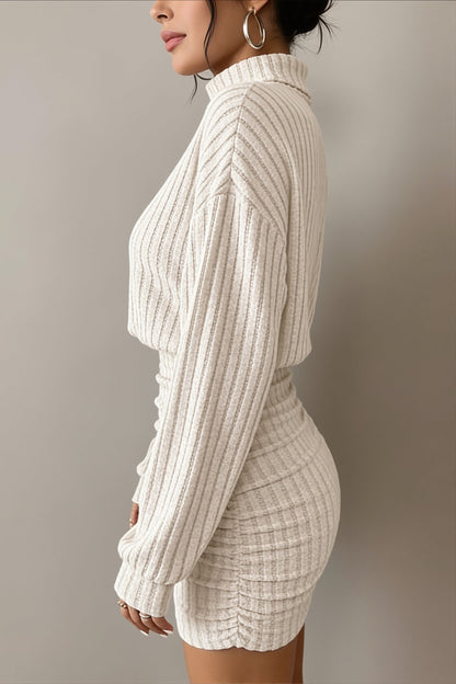 Détail du col roulé et de la texture côtelée de la robe