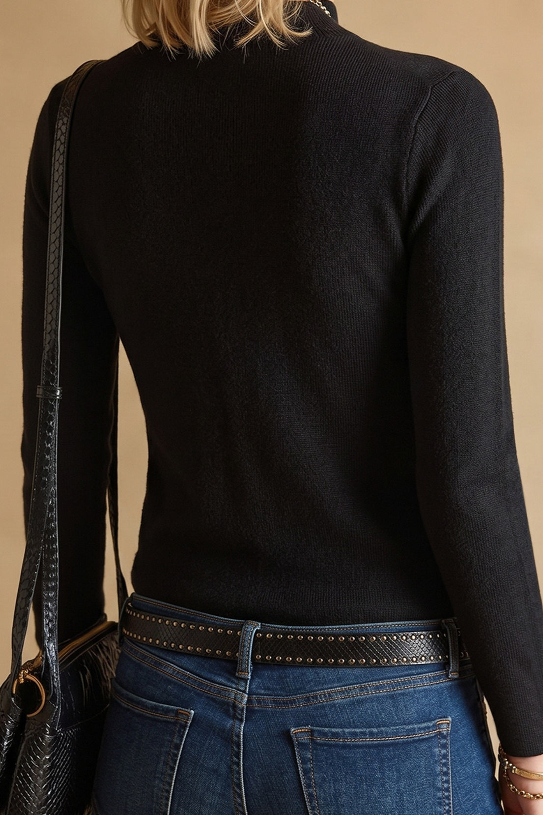 Pull femme élégant en maille présenté de face