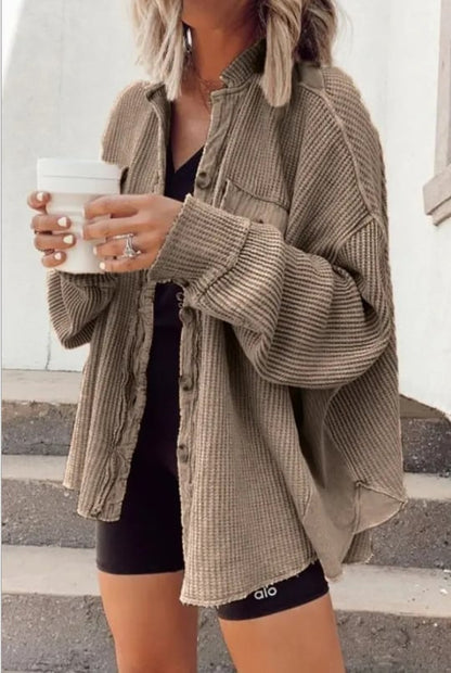 Détail de l’ourlet asymétrique de la veste chemise femme