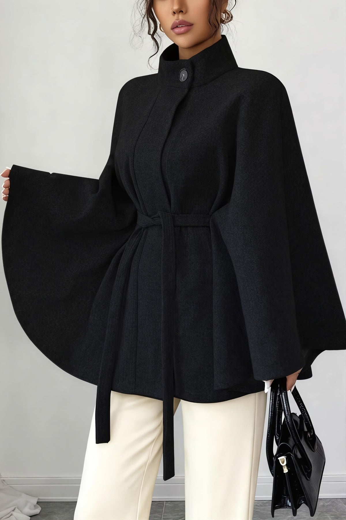 Vue de face d’une veste cape femme élégante à coupe fluide