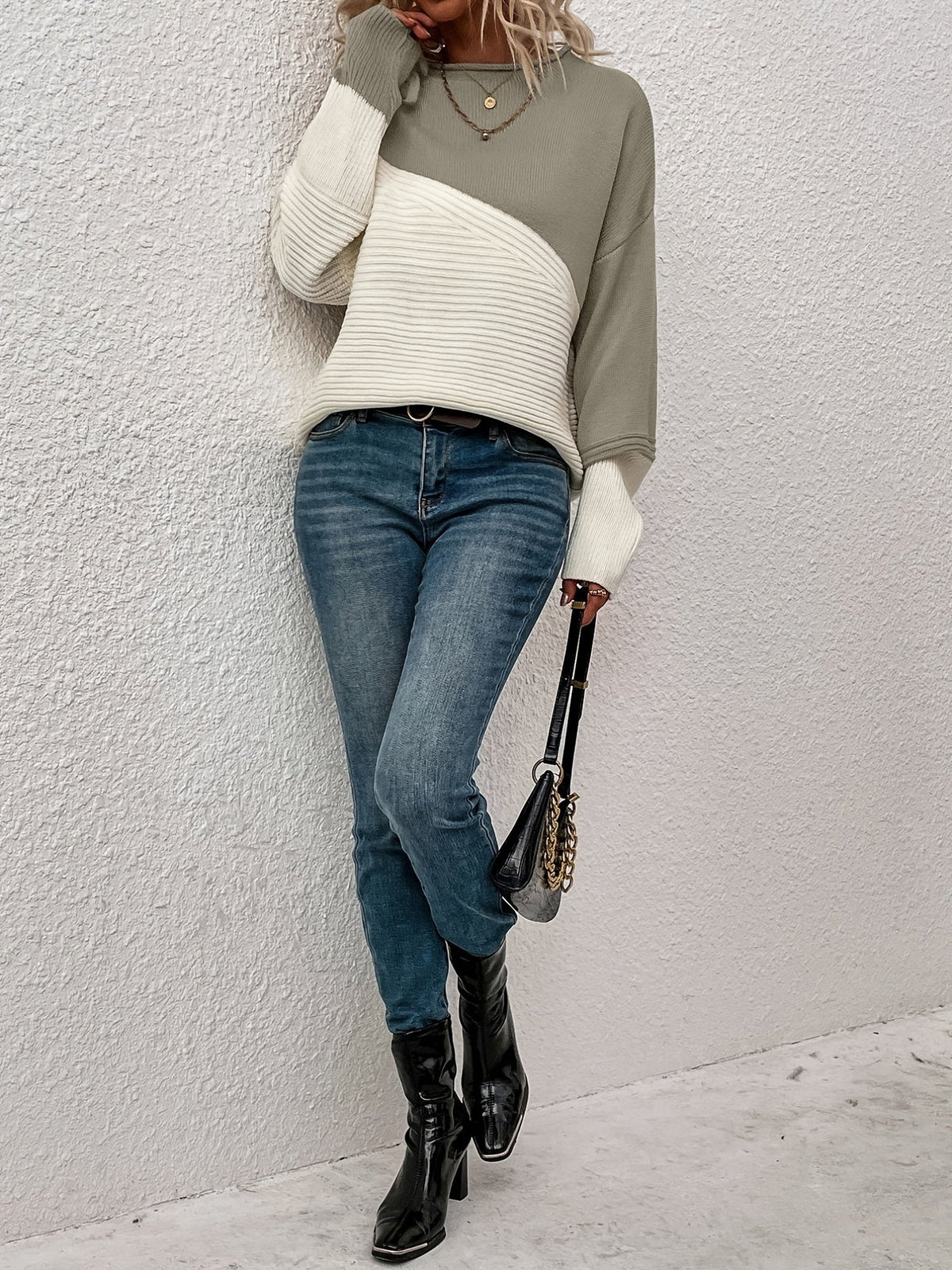 Pull femme moderne porté avec une tenue décontractée