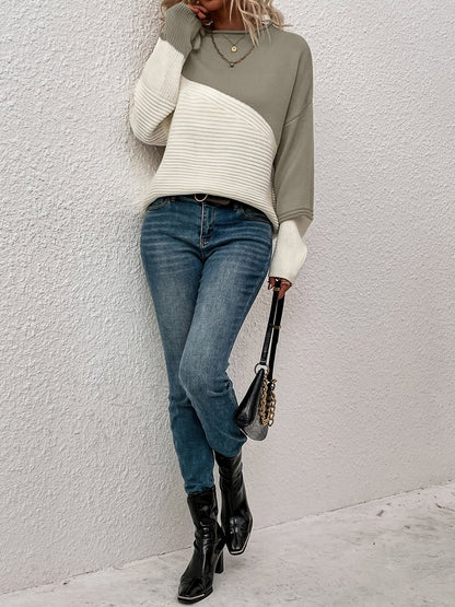 Pull femme moderne porté avec une tenue décontractée