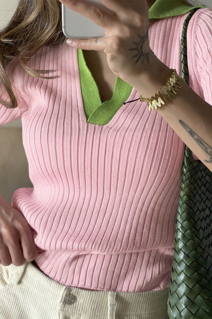 Détail du col contrasté du pull polo femme vert