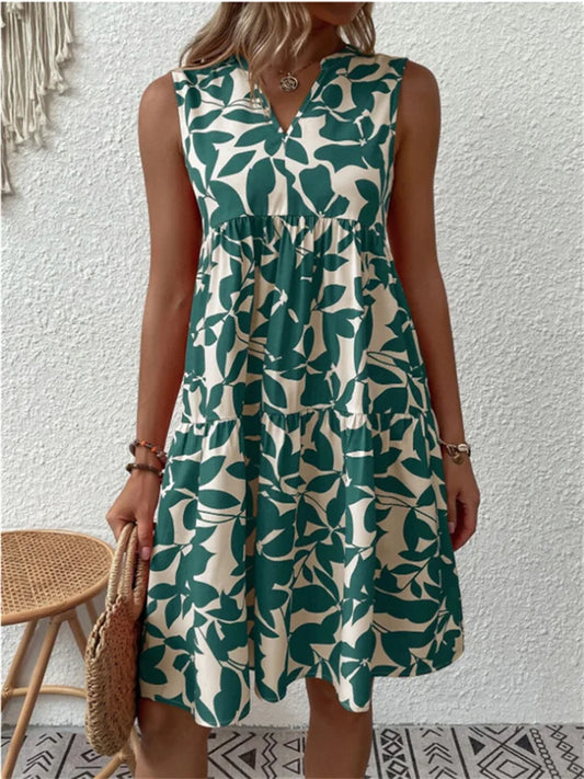 Robe d'été femme évasée à motif floral, vue de face, avec col V et coupe sans manches.