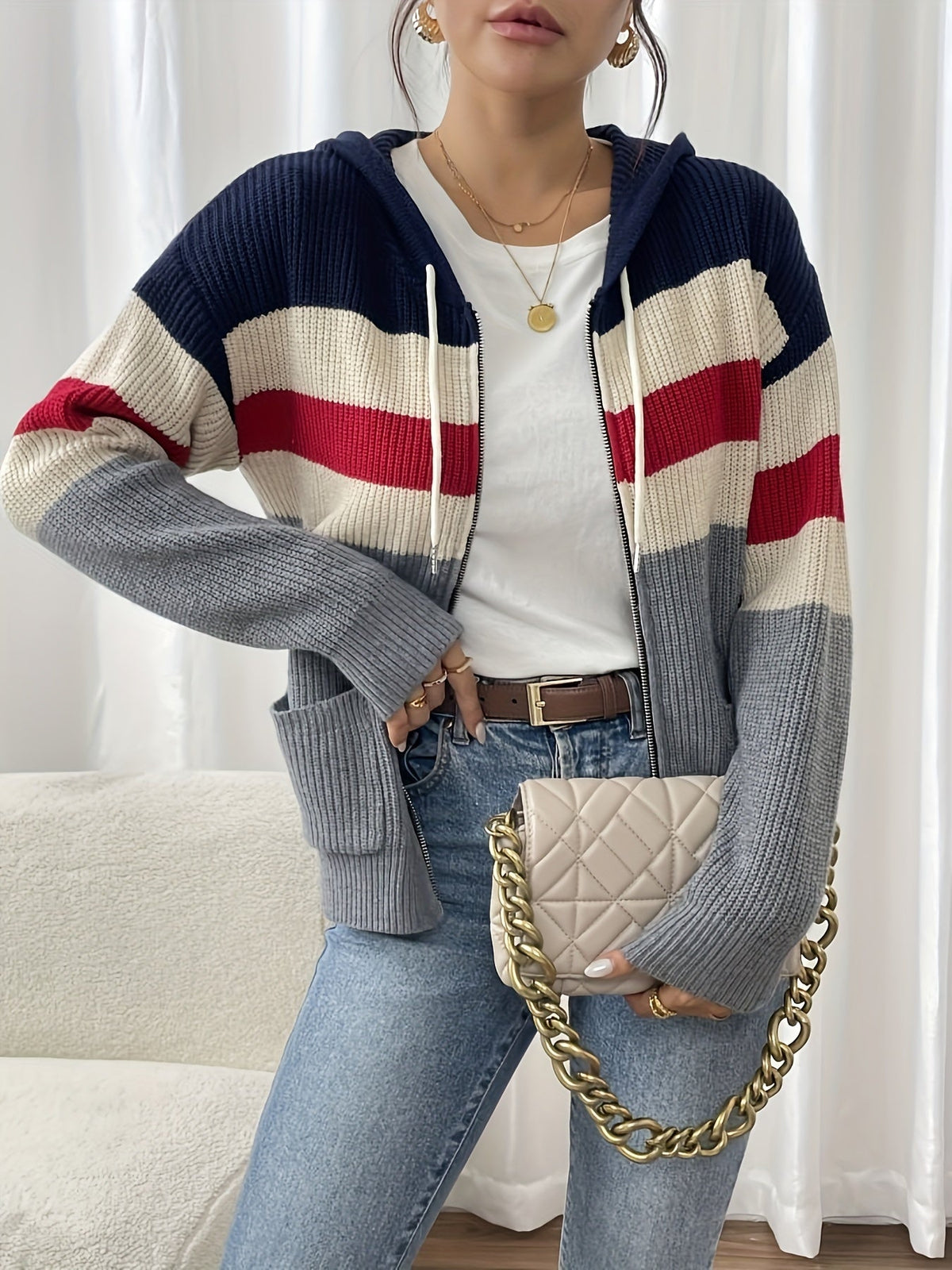 Vue de dos du cardigan femme zippé à capuche