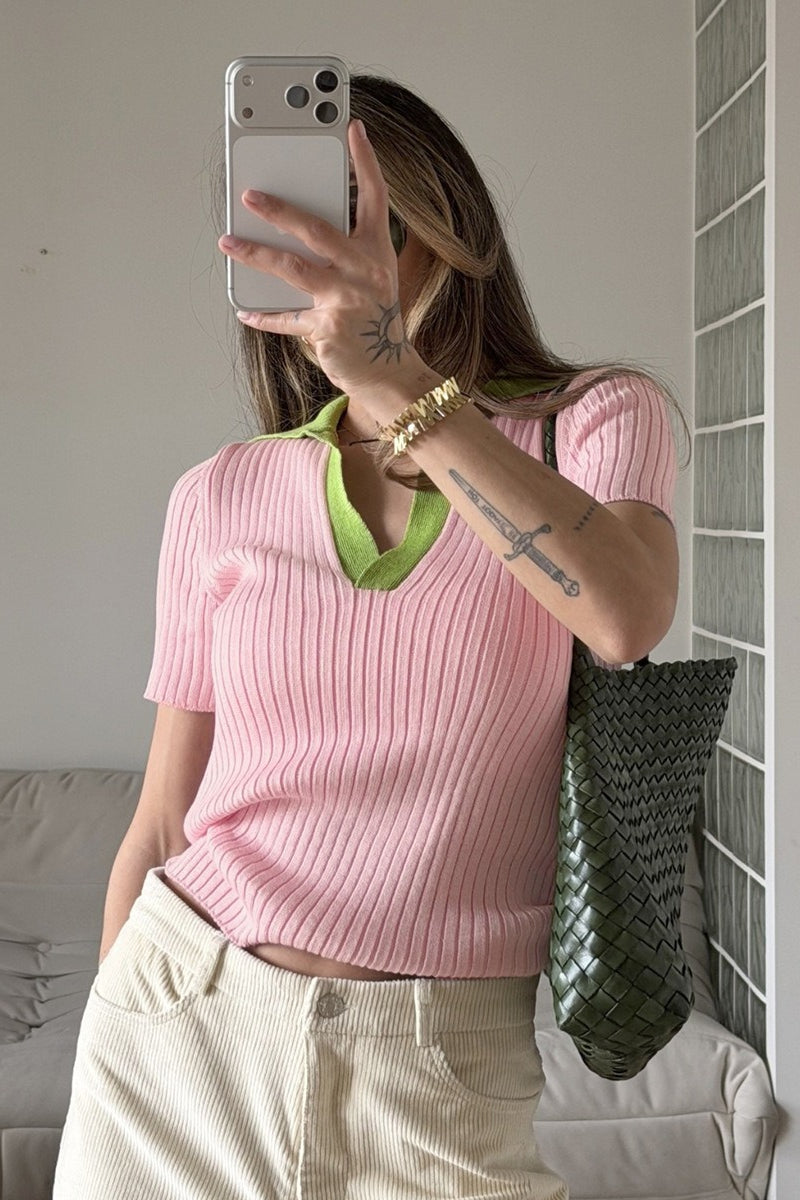 Détail de la finition côtelée du pull polo femme
