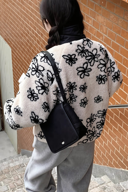 Détail de la texture sherpa douce du manteau réversible