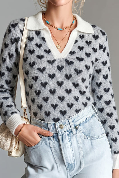 Pull femme à col blanc présenté dans un style tendance