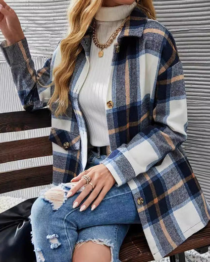 Chemise femme à carreaux portée pour un look décontracté