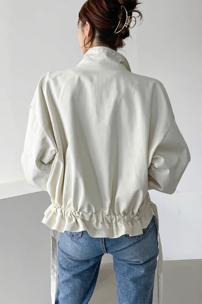 Veste utilitaire femme portée dans une tenue décontractée