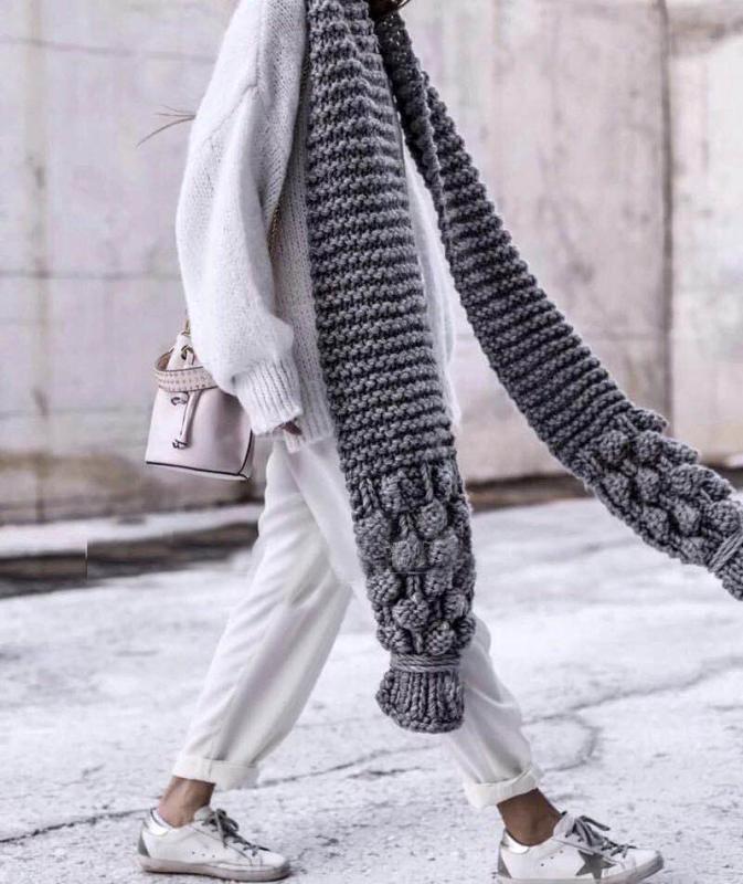Écharpe femme oversize associée à une tenue hivernale