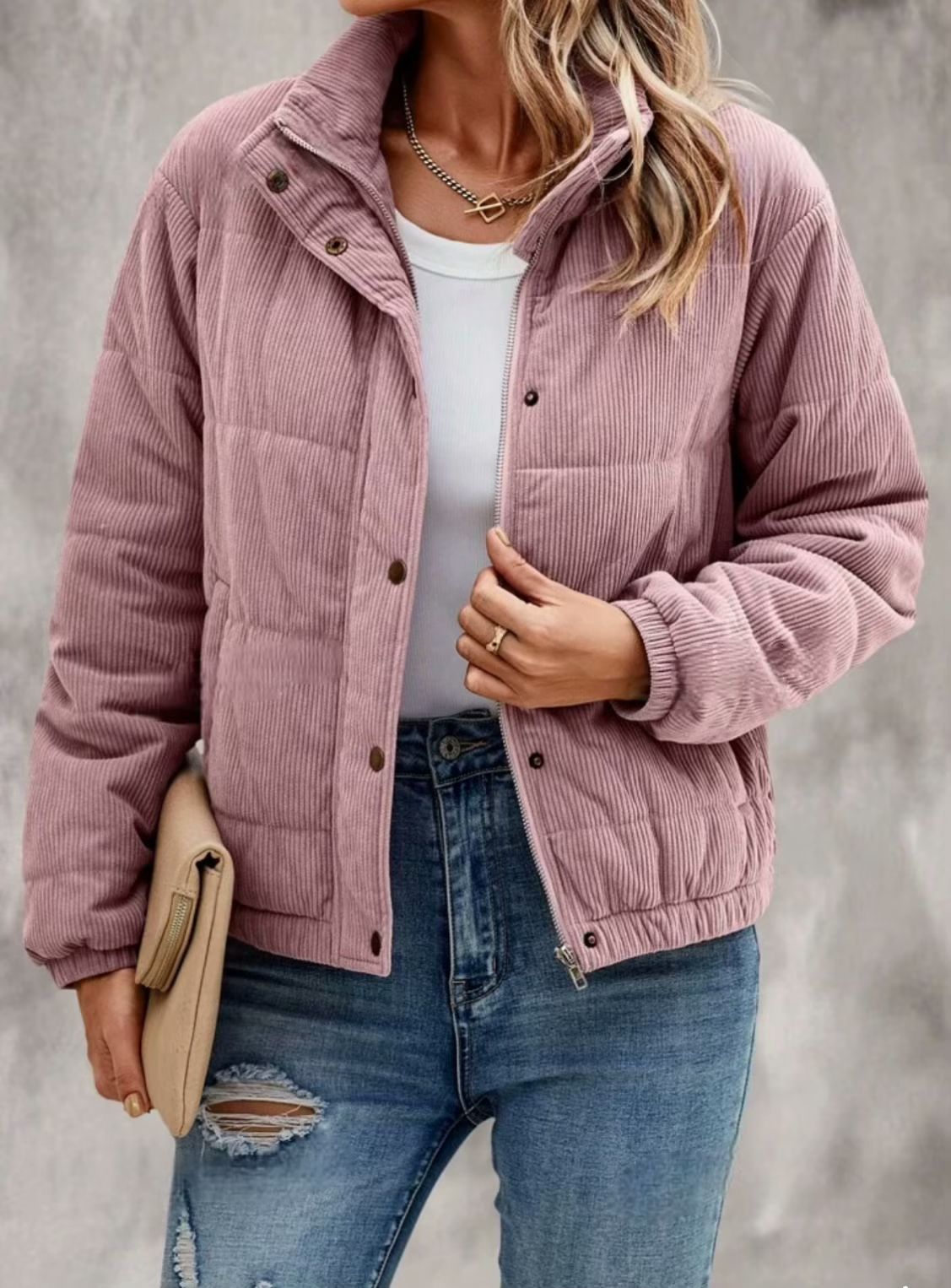 Vue de profil de la veste femme à col roulé