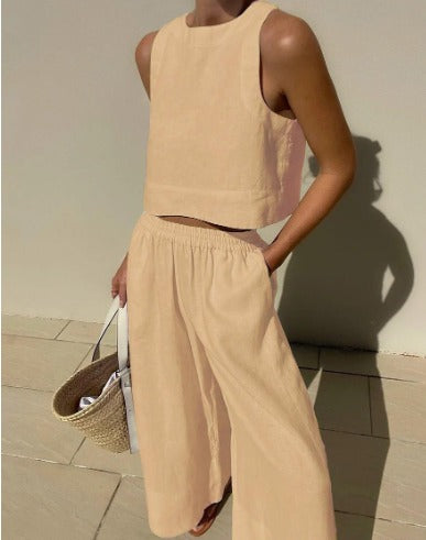 Look féminin décontracté composé d’un haut et d’un pantalon