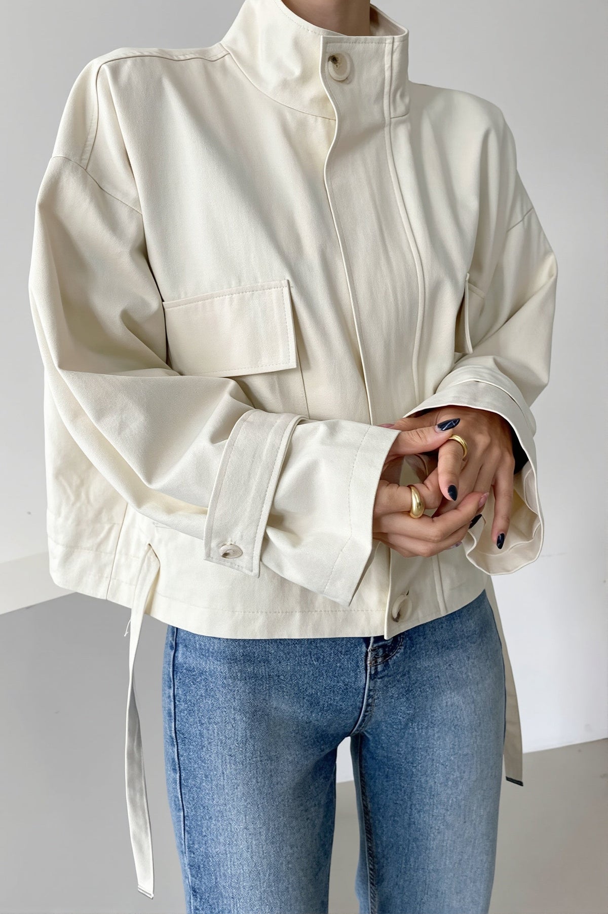 Détail du col montant de la veste utilitaire pour femme
