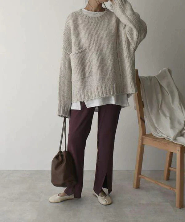 Pull femme oversize présenté de face avec une poche frontale
