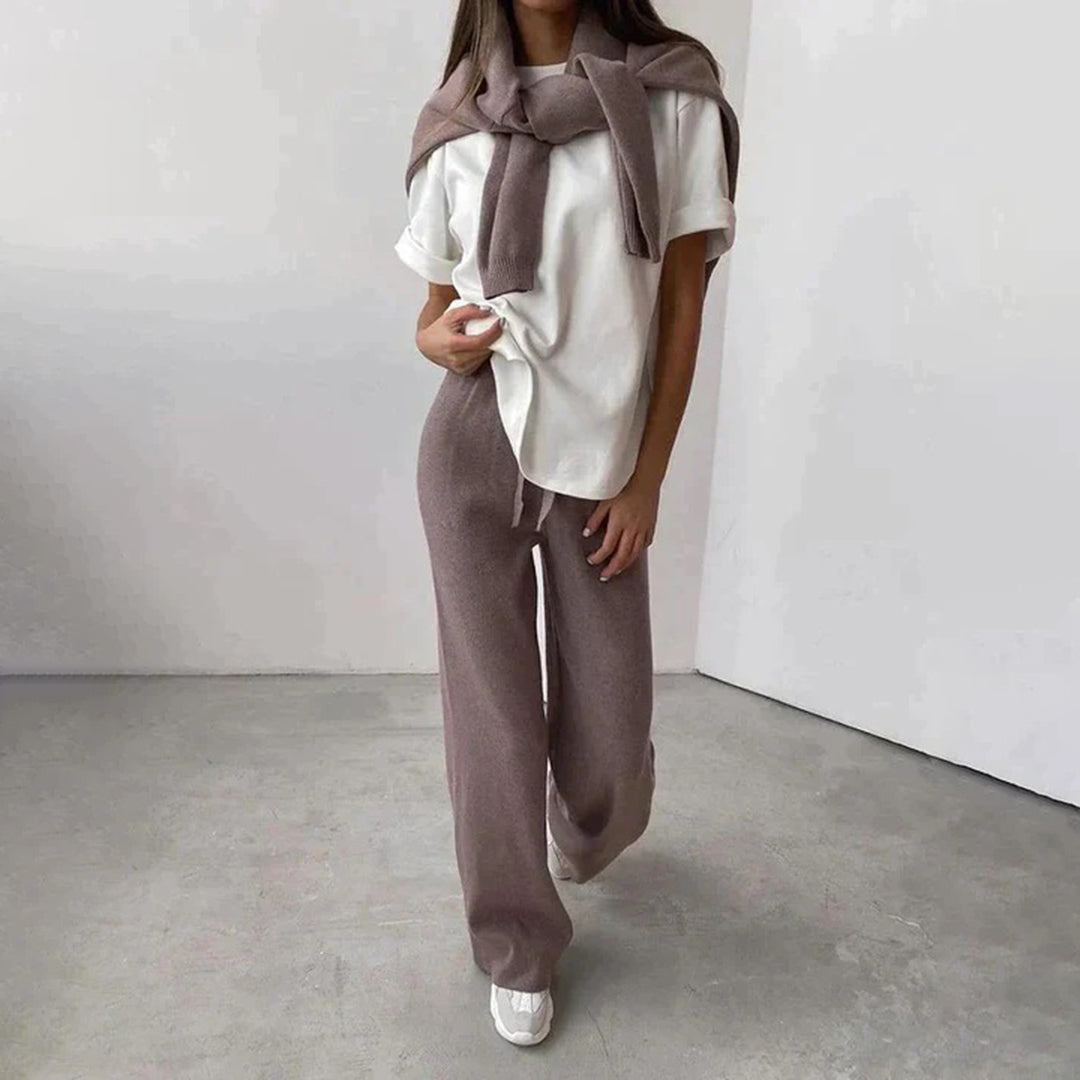 Détail du tricot doux de l’ensemble deux pièces