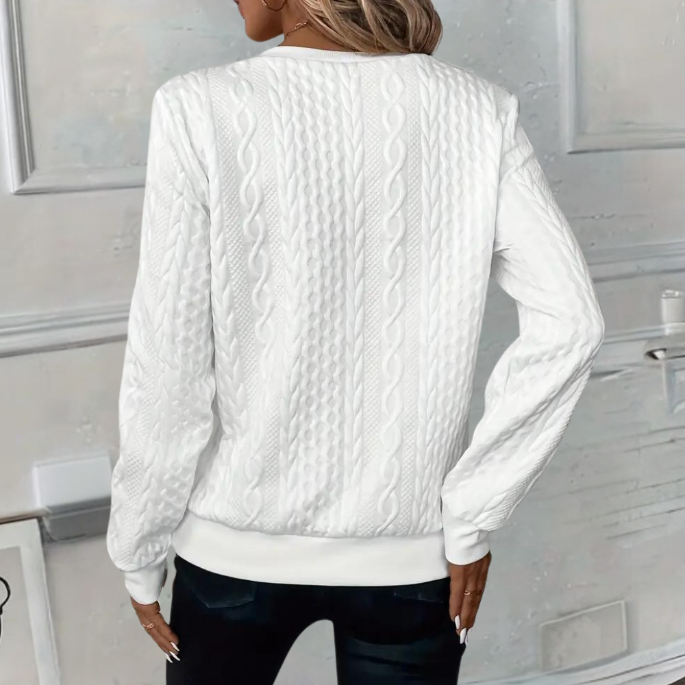 Pull tricoté féminin présenté comme pièce chaleureuse