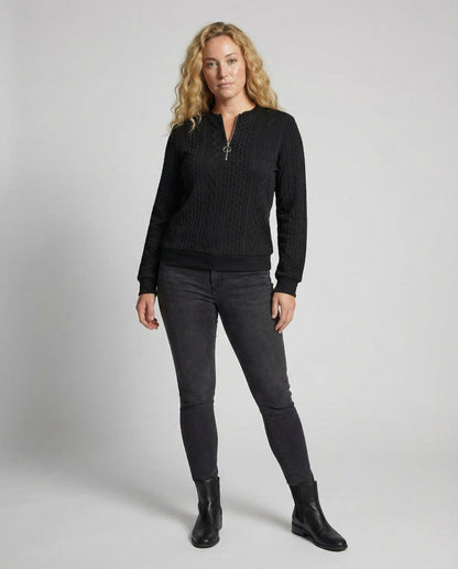 Vue rapprochée de la maille texturée du pull pour femme