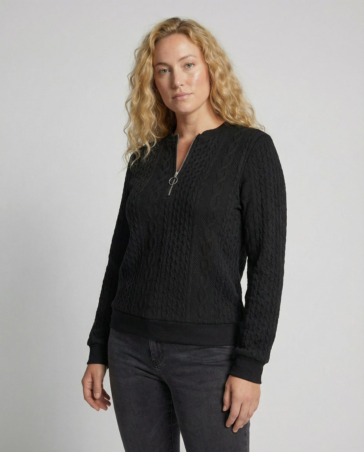 Pull tricoté texturé doux pour femme, présenté de face