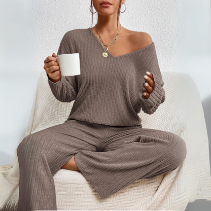 Ensemble de détente femme présenté avec son pull et son pantalon