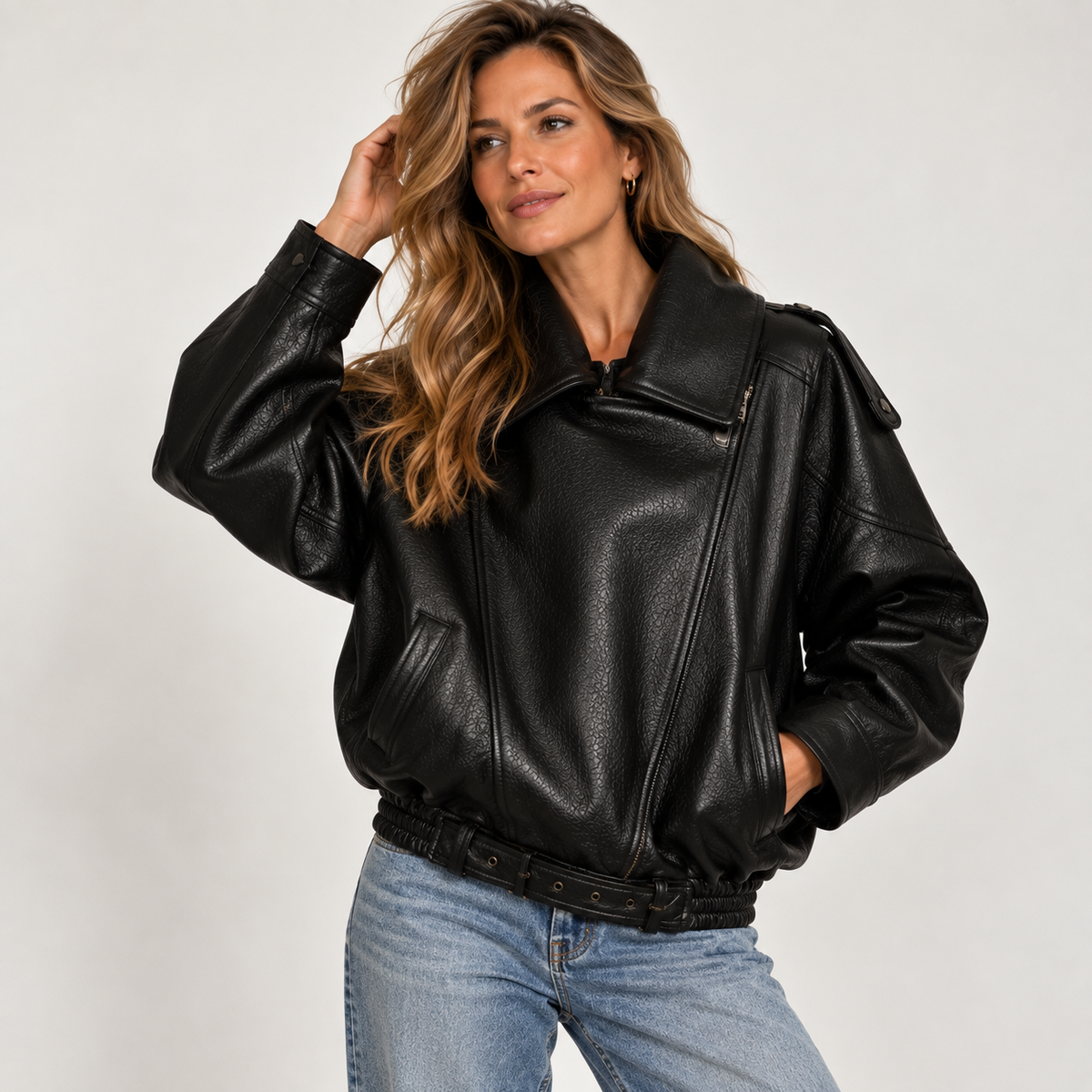 Vue de face d’une veste femme en similicuir à coupe droite
