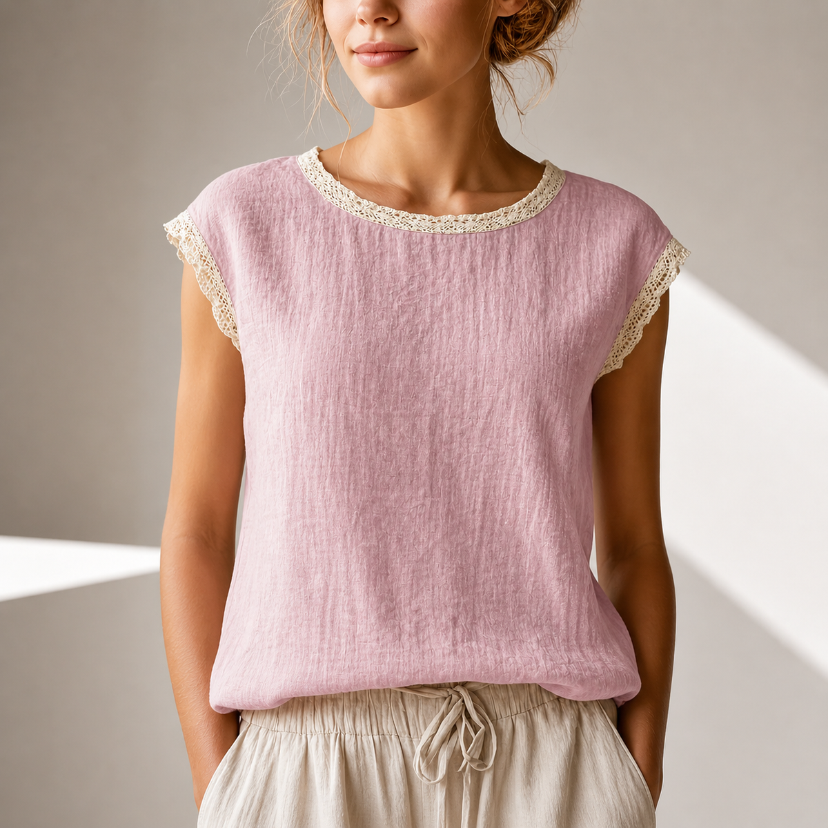 Vue rapprochée du tissu et des finitions en dentelle de la blouse.