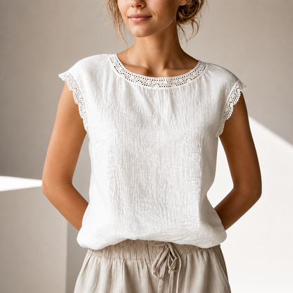 Détail des finitions en dentelle de la blouse femme ample.