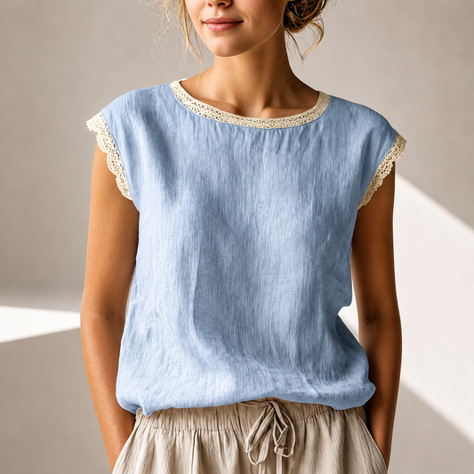 Blouse femme à coupe ample avec finitions en dentelle, vue de face.