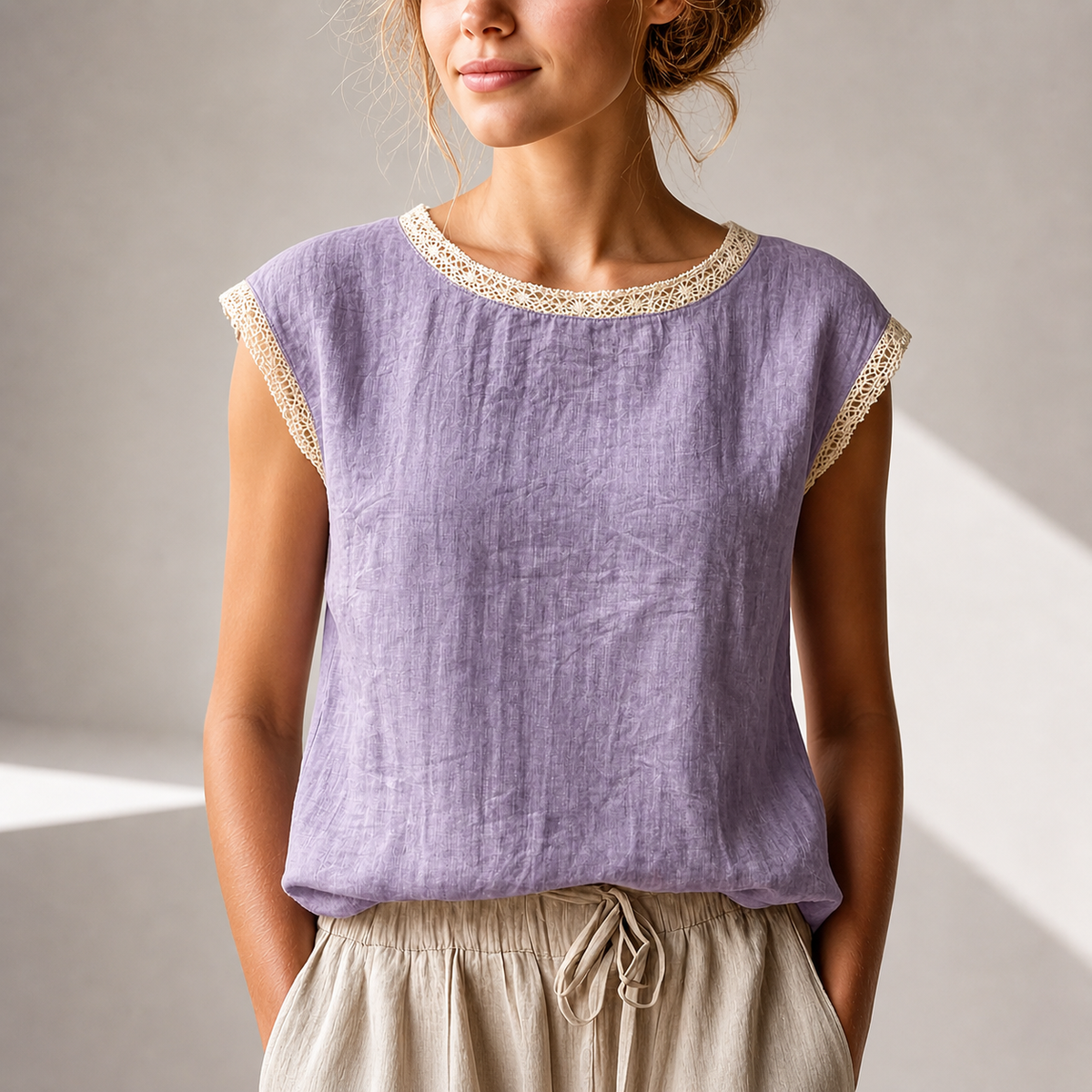 Blouse femme élégante présentant une finition en dentelle sur le haut.