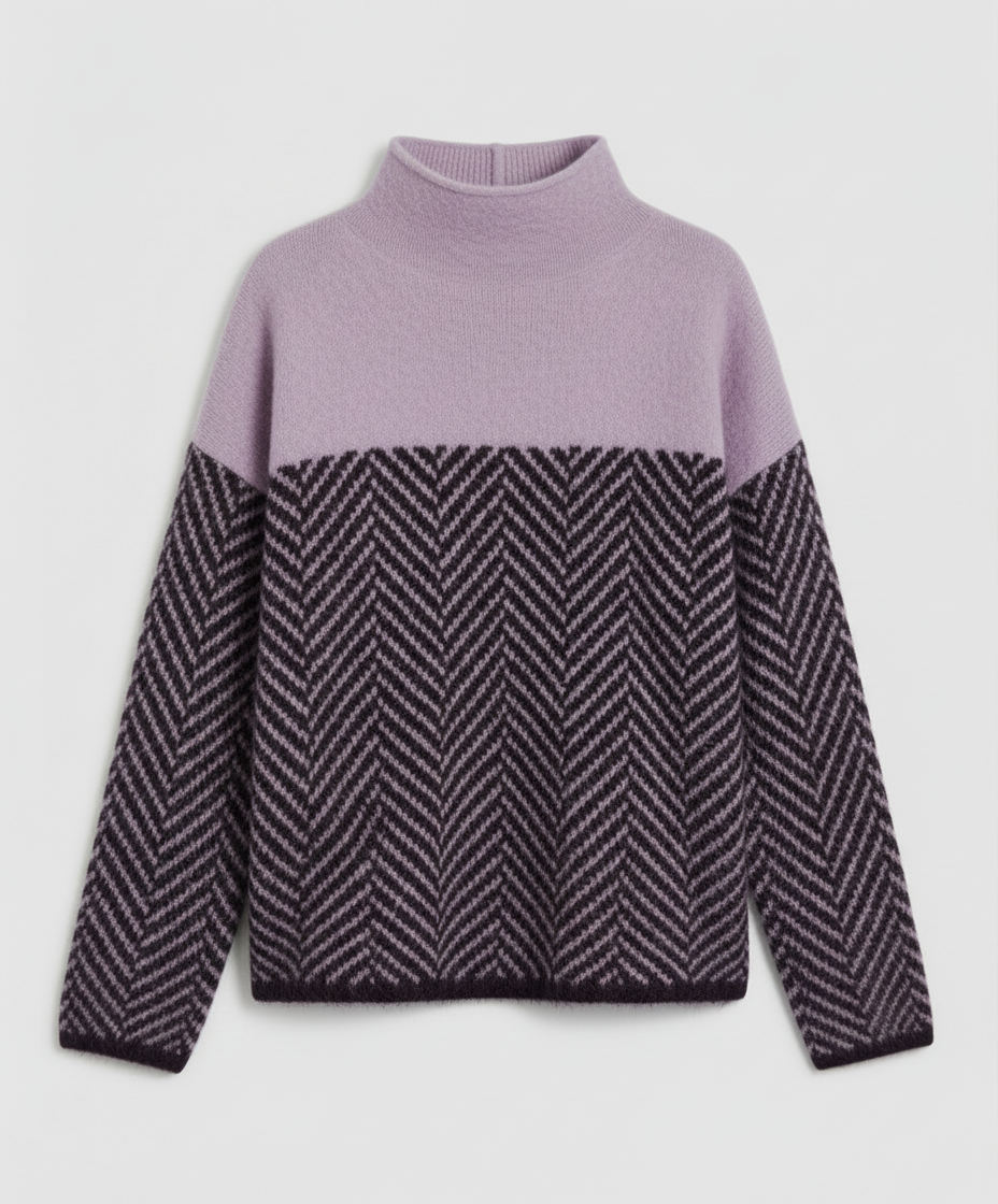 Pull en maille douce pour femme, porté avec une tenue décontractée
