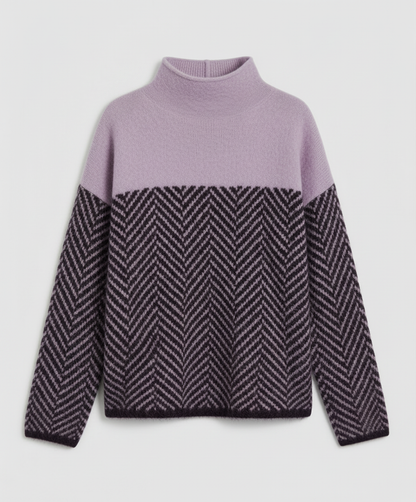 Pull en maille douce pour femme, porté avec une tenue décontractée