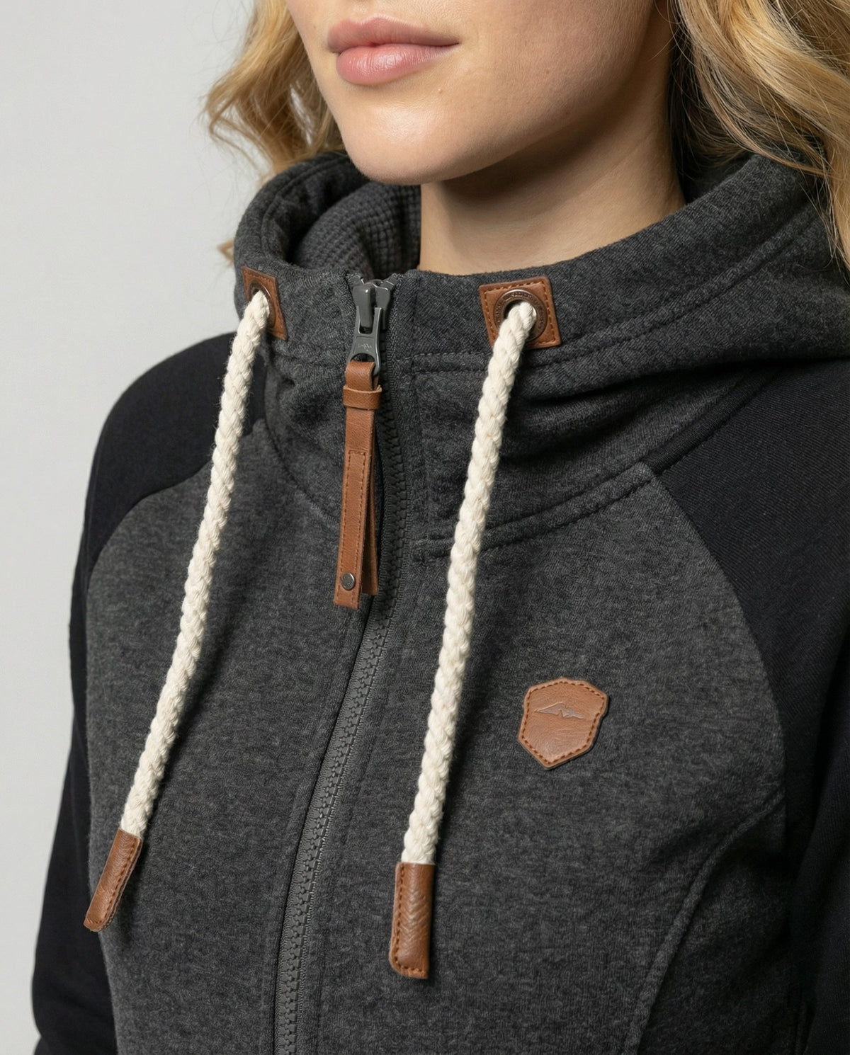 Sweat à capuche femme présenté avec une coupe confortable