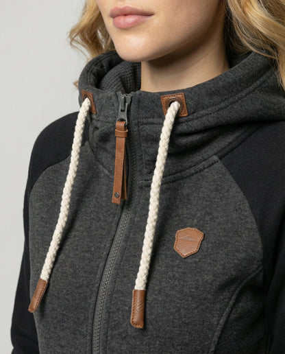 Sweat à capuche femme présenté avec une coupe confortable