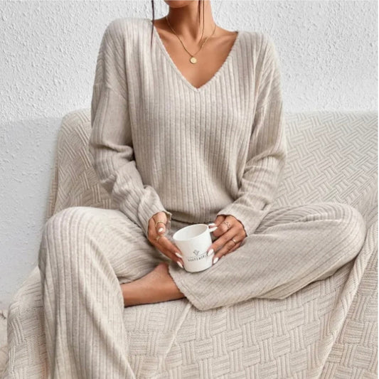 Vue de face de l’ensemble femme avec pull à col V et pantalon droit