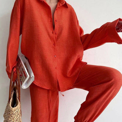 Détail de la taille ajustable du pantalon large de l’ensemble femme