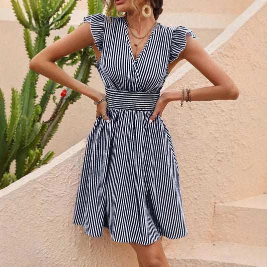 Femme portant une robe d’été fluide à col V