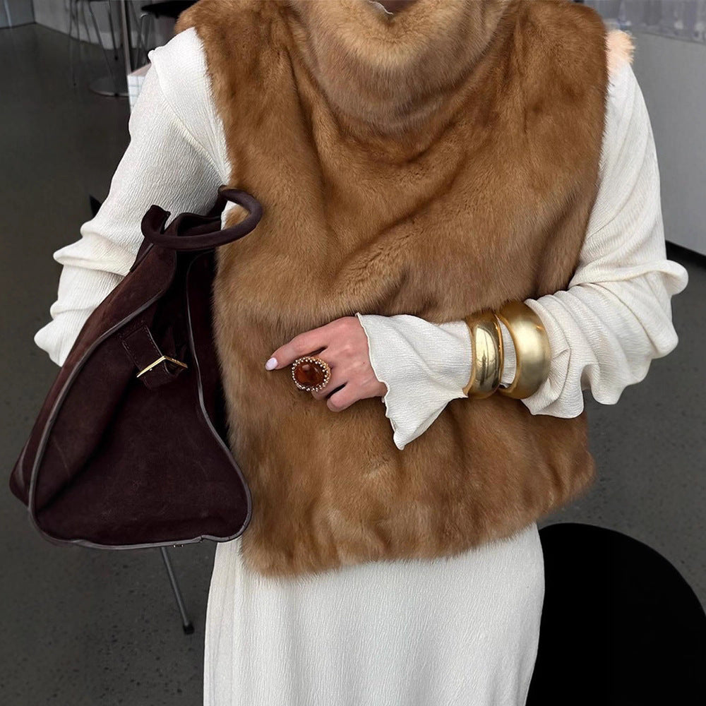 Écharpe à nouer portée avec une tenue élégante