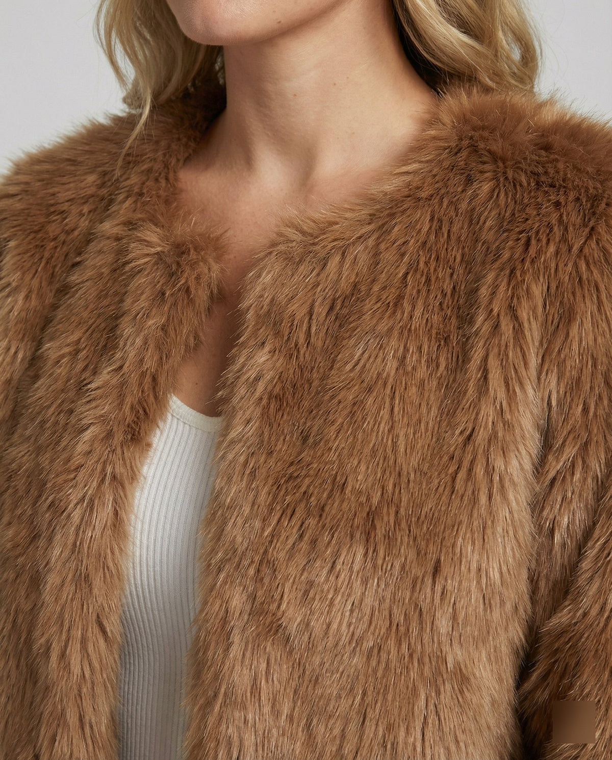 Veste femme courte portée dans une tenue décontractée
